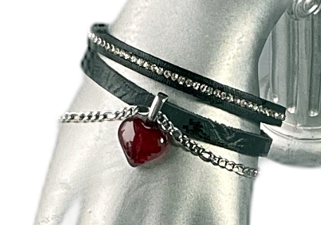 Bracelet en cuir avec breloque cœur rouge
